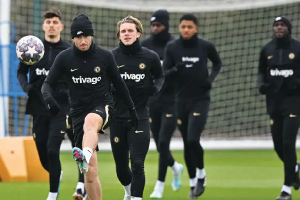 تشيلسي «الجريح» وليفربول «المترنح» في مواجهة تصحيح المسار اليوم