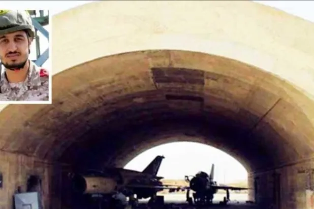 شام میں ضبعہ فوجی ہوائی اڈے کی ایک محفوظ شدہ تصویر... اور فریم میں ایرانی فوجی مشیر مقداد مہقانی (تسنیم)