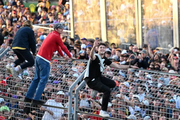 مشجع يتعرض لجرح بسبب حطام سيارة في سباق أستراليا