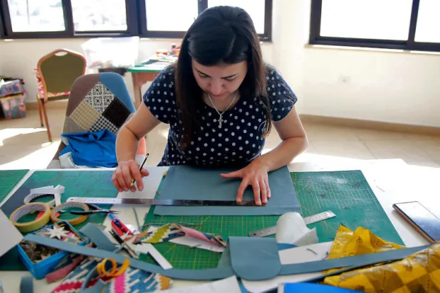 مسيحيات فررن من العراق يتعلمن مهارت الخياطة لكسب لقمة العيش