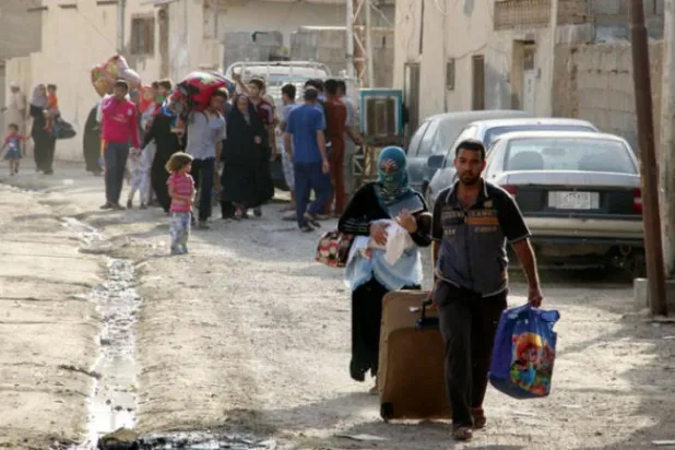 مئی 2015 میں "داعش" کے قبضے کے بعد گورنریٹ الانبار کے شہر رمادی سے فرار ہوتے لوگوں کی محفوظ شدہ تصویر (رائٹر)