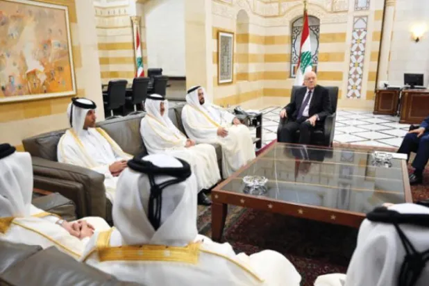 نگران وزیراعظم نجیب میقاتی قطری وزیر مملکت محمد بن عبدالعزیز الخلیفی سے ملاقات کے دوران (ای پی اے)