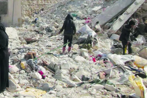 خردة الأبنية المدمرة بالزلزال شمال غربي سوريا مصدر رزق للفقراء