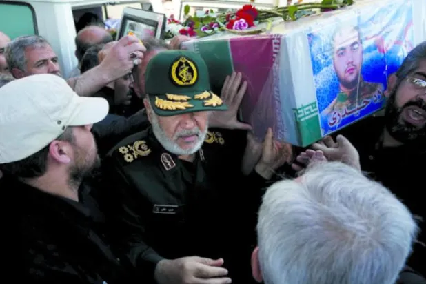 "پاسداران انقلاب" کے کمانڈر حسین سلامی جنازے میں شرکت کے دوران (اے پی)