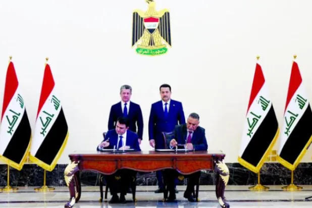 السودانی اور بارزانی کل بغداد میں معاہدے پر دستخط کی نگرانی کرتے ہوئے (رائٹرز)