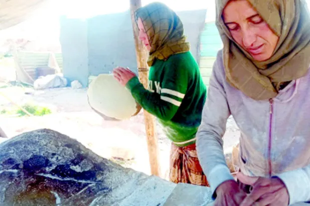 «خبز التنور» تجارة رمضانية رائجة شمال سوريا