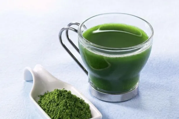 حتوي الماتشا أيضًا على مستويات أعلى من الكافيين من حيث الوزن؛ حوالى 20-40 ملغم لكل غرام