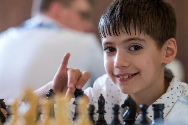 بيسو... طفل سوري يتحول إلى نجم في منتخب الشطرنج الألماني