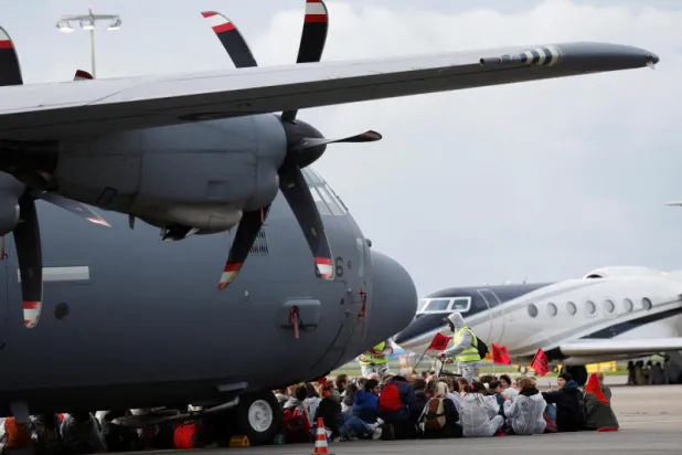 مطار أمستردام يعتزم حظر الرحلات الليلية والطائرات الخاصة