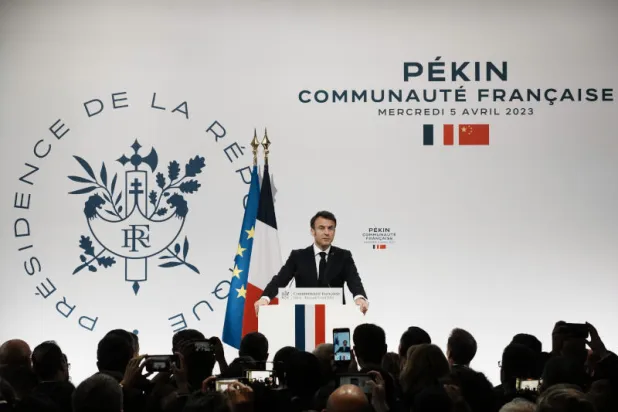ماكرون من الصين: دعم المعتدي الروسي يعني التحول لشريك له