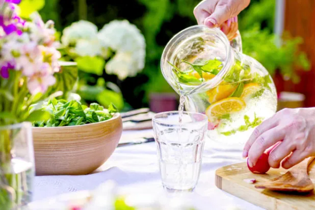 4 أطعمة تزيد من شعورك بالعطش