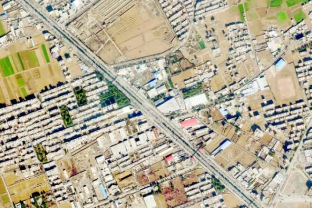 سیٹلائٹ تصویر میں گزشتہ فروری میں اصفہان میں فوجی تنصیب پر ہونے والے ڈرون حملے کے بعد اس کی چھت کو پہنچنے والا نقصان دکھائی دے رہا ہے (اے پی)