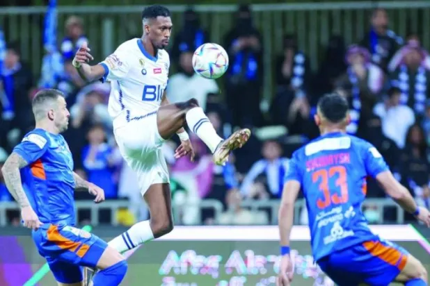 الهلال يحيي آماله «البطولية» بـ«علامة كاملة» في المؤجلات