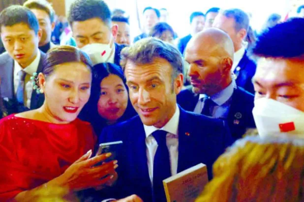 فرانسیسی صدر بیجنگ میں ریڈ برک میوزیم کے دورے کے دوران (رائٹرز)