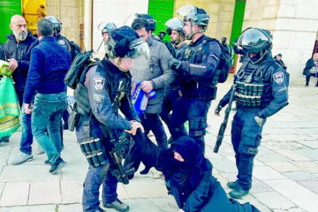 اسرائیلی سکیورٹی فورسز فلسطینیوں کو مسجد اقصیٰ سے نکال رہی ہے (اے ایف پی)