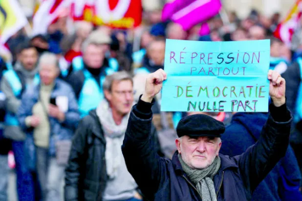 أزمات تؤرق فرنسا المرتبكة بالاحتجاجات