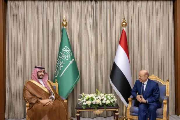 وزير الدفاع السعودي يلتقي العليمي وأعضاء «الرئاسي اليمني»