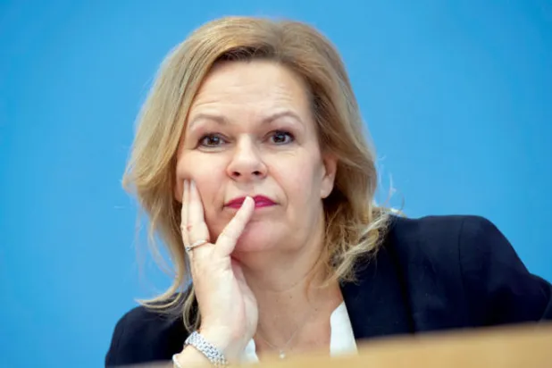 وزيرة الداخلية الألمانية: يجب دراسة حظر حمل السكاكين في الحافلات والقطارات