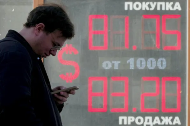 الروبل الروسي يهبط لأدنى مستوى في عام