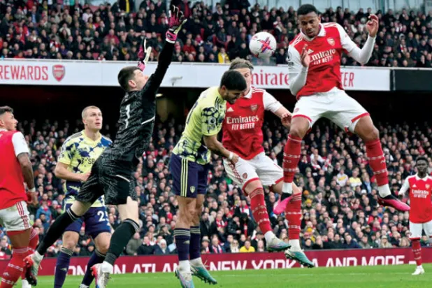 خطر ضياع حلم الفوز باللقب يلوح أمام آرسنال في ليفربول