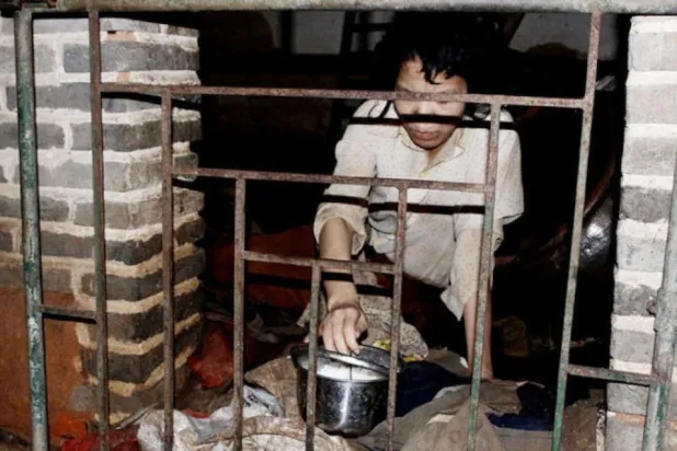 الحبس تسع سنوات لصيني احتجز زوجته في حظيرة