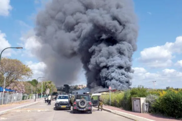 گزشتہ روز شمالی اسرائیل میں میزائل گرنے کے بعد دھواں اٹھ رہا ہے (اے پی)