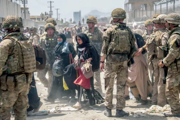 إدارة بايدن تلقي باللوم على ترمب في «الانسحاب الفوضوي» من أفغانستان