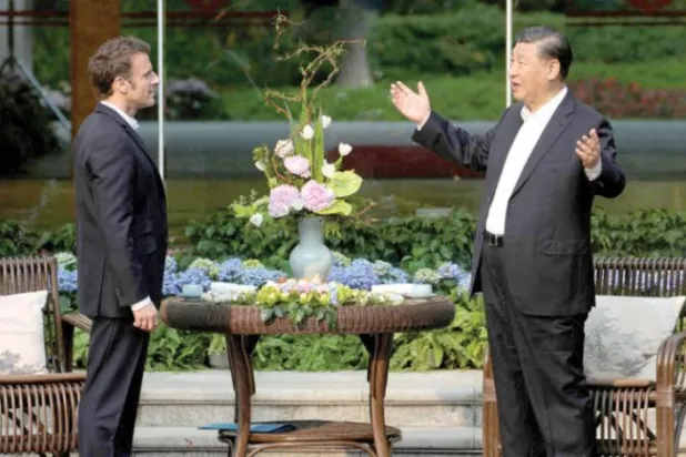 چین کے صدر شی جن پنگ کل چین کے صوبہ گوانگ دونگ کی حکومتی رہائش گاہ پر فرانسیسی صدر ایمانوئل میکرون کا خیرمقدم کرتے ہوئے (رائٹرز)