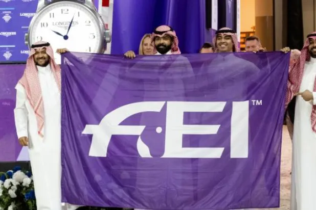 رسمياً... السعودية تتسلم علم «كأس العالم لقفز الحواجز 2024»