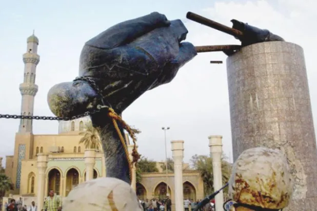 9 اپریل 2003 کا وہ لمحہ جب بغداد میں صدام کا مجسمہ گرایا گیا (غیتی)