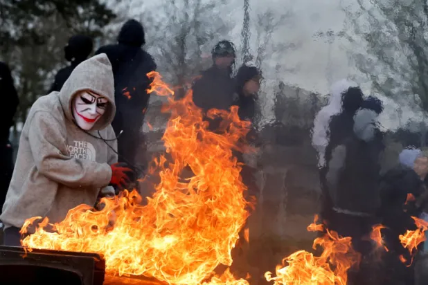 عبوات حارقة على سيارة شرطة في آيرلندا الشمالية قبل يوم من زيارة بايدن