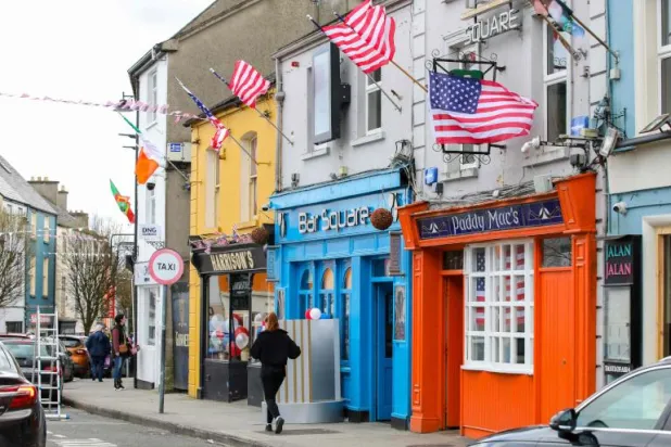 بالينا الآيرلندية تتزين تأهباً لزيارة سليلها جو بايدن