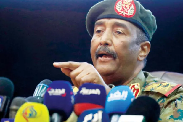 سور خرساني يحيط بمقر الجيش السوداني يثير جدلاً