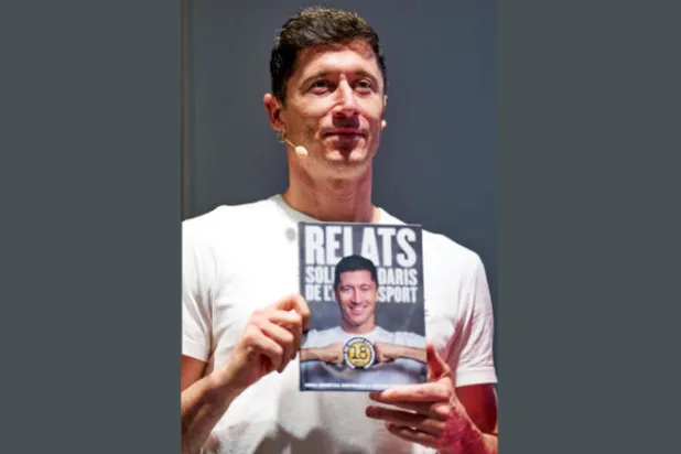 ليفاندوفسكي يأمل اللعب بجوار ميسي في برشلونة