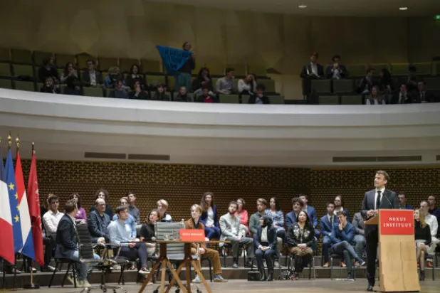 محتجّون يقاطعون ماكرون لدى إلقائه خطاباً في لاهاي