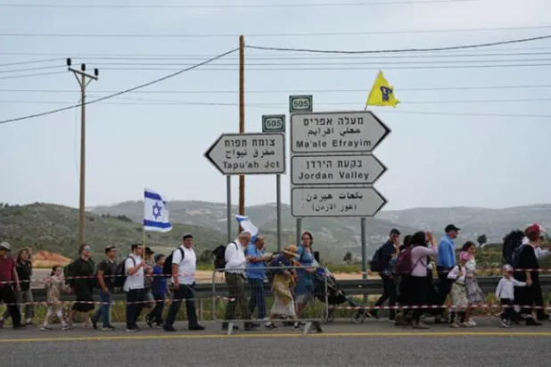 مغربی کنارے کے شمال میں ایویٹر چوکی تک دائیں بازو کے وزراء کی شرکت کے ساتھ آباد کاروں کا مارچ  (ای پی)