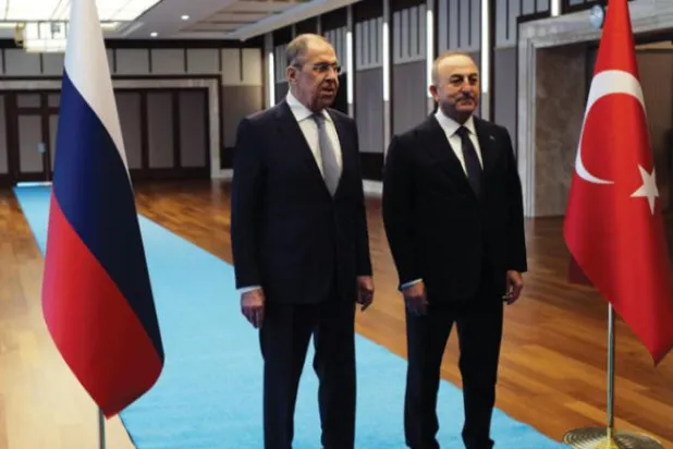ترکی کے وزیر خارجہ مولود جاویش اوغلو اور روسی وزیر خارجہ سرگئی لاوروف جمعہ کے روز انقرہ میں (اے پی)