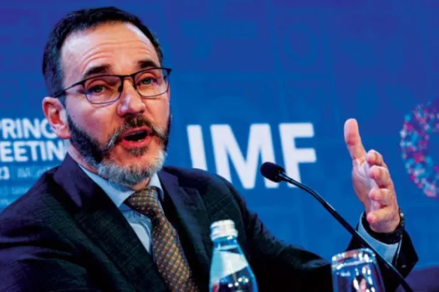 بین الاقوامی مالیاتی فنڈ کے ریسرچ ڈیپارٹمنٹ کے ڈائریکٹر جیر گورینچاس ورلڈ اکنامک آؤٹ لک پریس کانفرنس میں میڈیا کو جواب دیتے ہوئے (ای پی اے)