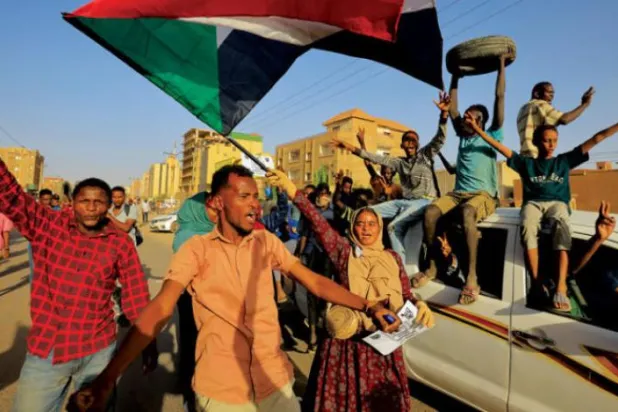 6 اپریل کو سول حکمرانی کا مطالبہ کرنے والے خرطوم احتجاج کا منظر (رائٹرز)