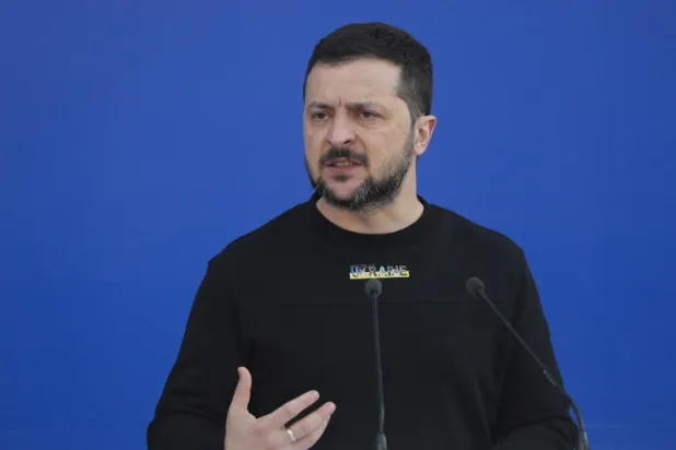 بعد فيديو لقطع رأس أسير مفترض... زيلينسكي يدين «الوحوش» الروس