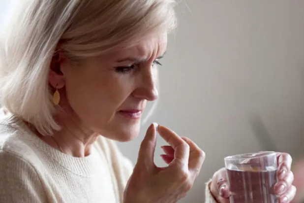 «صداع الأدوية»... أحد الآثار الجانبية الشائعة لتناول العقاقير