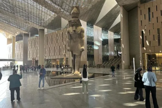 سقوط أمطار داخل بهو المتحف الكبير يثير جدلاً في مصر