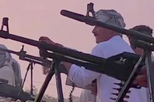 پرسوں الرمیثہ میں قبائلی شیخ جفات الشعلان کے جنازے کے دوران فائرنگ کی گردش کرنے والی ویڈیو کا ایک اسکرین شاٹ