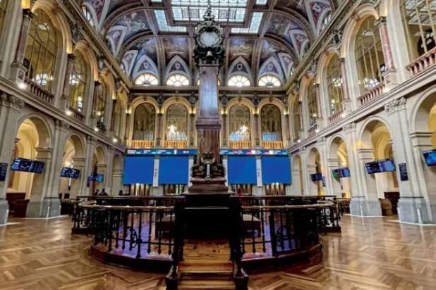 الأسواق تتشبث بآمال انتهاء «عصر التشديد»