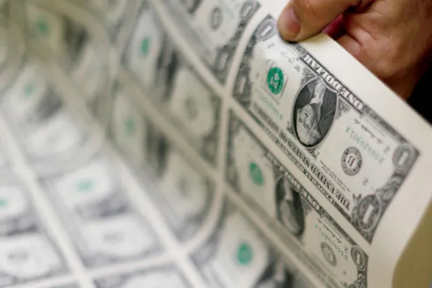 الدولار يتجه إلى تسجيل أطول فترة خسائر أسبوعية منذ 3 سنوات