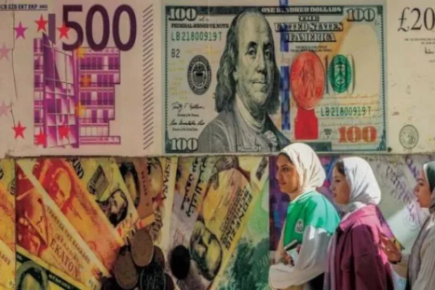 تكهنات حول تخفيض قيمة الجنيه تشغل المصريين