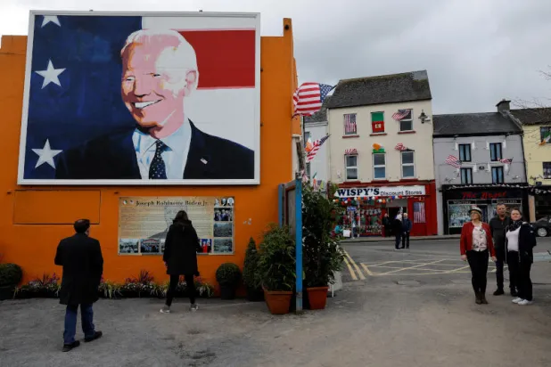 بايدن يختتم زيارة «وطن الأجداد» بتجمع في غرب آيرلندا