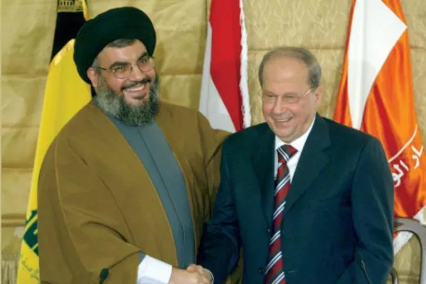 میشال عون 6 فروری 2006 کو ان کے درمیان "افہام و تفہیم" پر دستخط کے دن  نصراللہ سے مصافحہ کرتے ہوئے (رائٹرز)