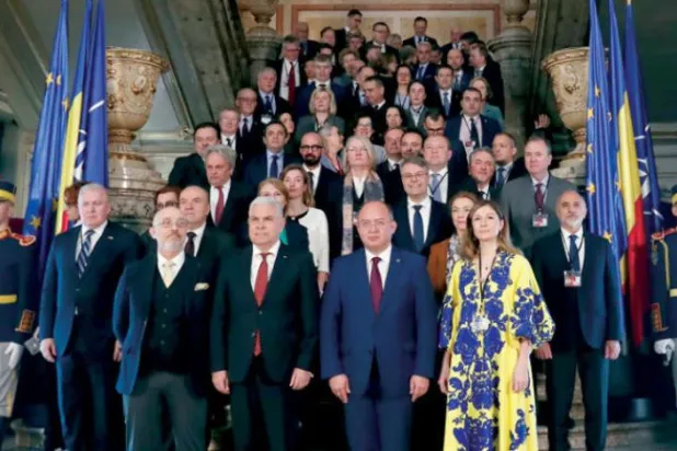 بخارسٹ کانفرنس میں شرکاء کا ایک گروپ فوٹو (ای پی اے)