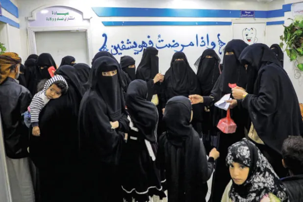 الحوثيون يخضعون عاملات صحيات في ذمار لتلقي دورات طائفية